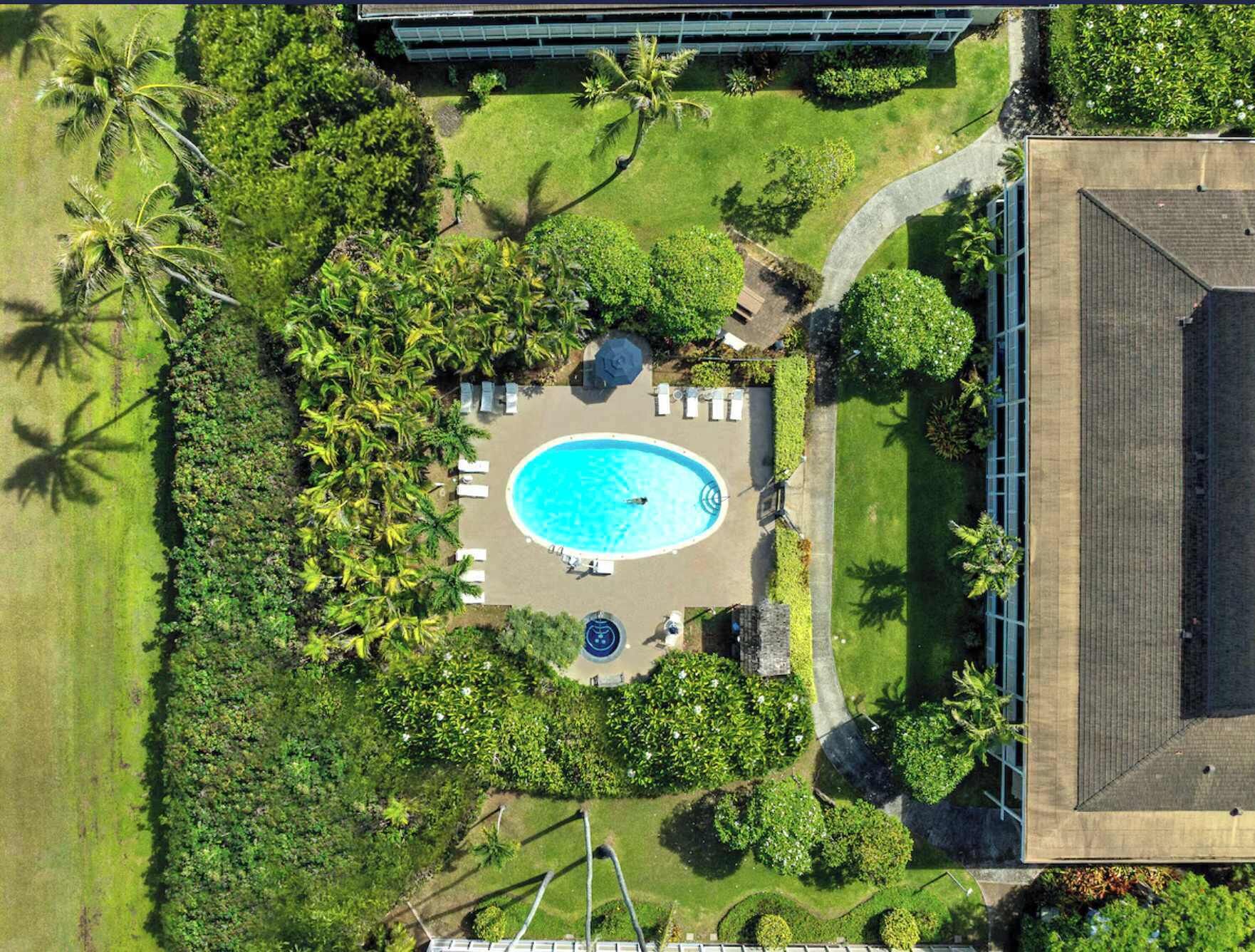 สระว่ายน้ำกลางแจ้ง