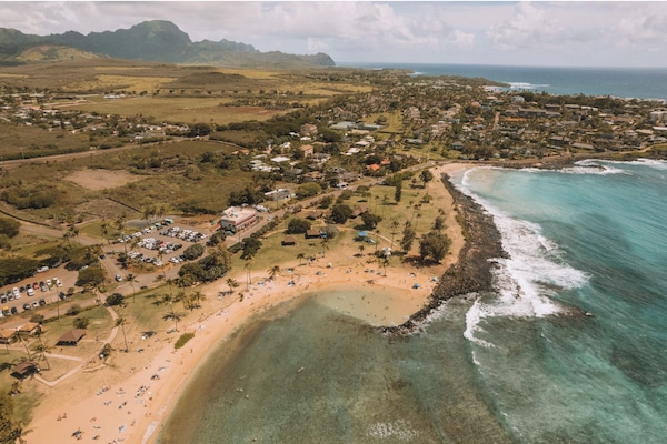 Ubicación cercana a la playa y arena blanca