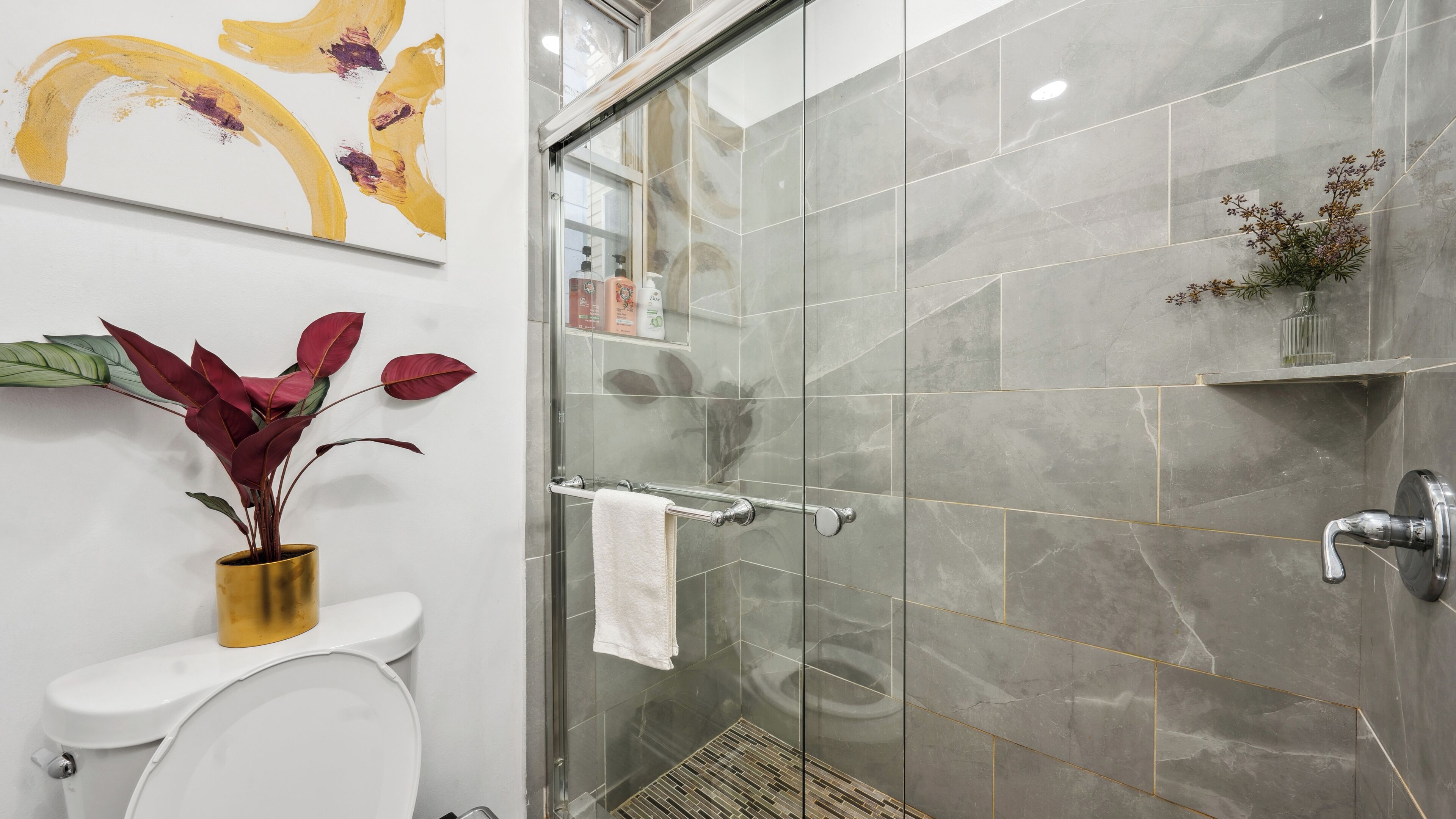 Haartrockner, Handtücher, Seife, Toilettenpapier