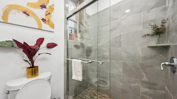 Haartrockner, Handtücher, Seife, Toilettenpapier