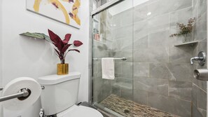 Haartrockner, Handtücher, Seife, Toilettenpapier