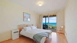 Iron/ironing board, bed sheets - 1/8 RailwayTce, Port Elliot (Port Elliot)