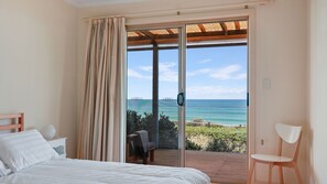 Een strijkplank/strijkijzer, beddengoed