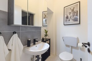 Een douche, een haardroger, handdoeken