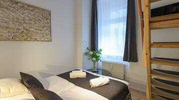 1 habitación, tabla de planchar con plancha, wifi gratis y ropa de cama