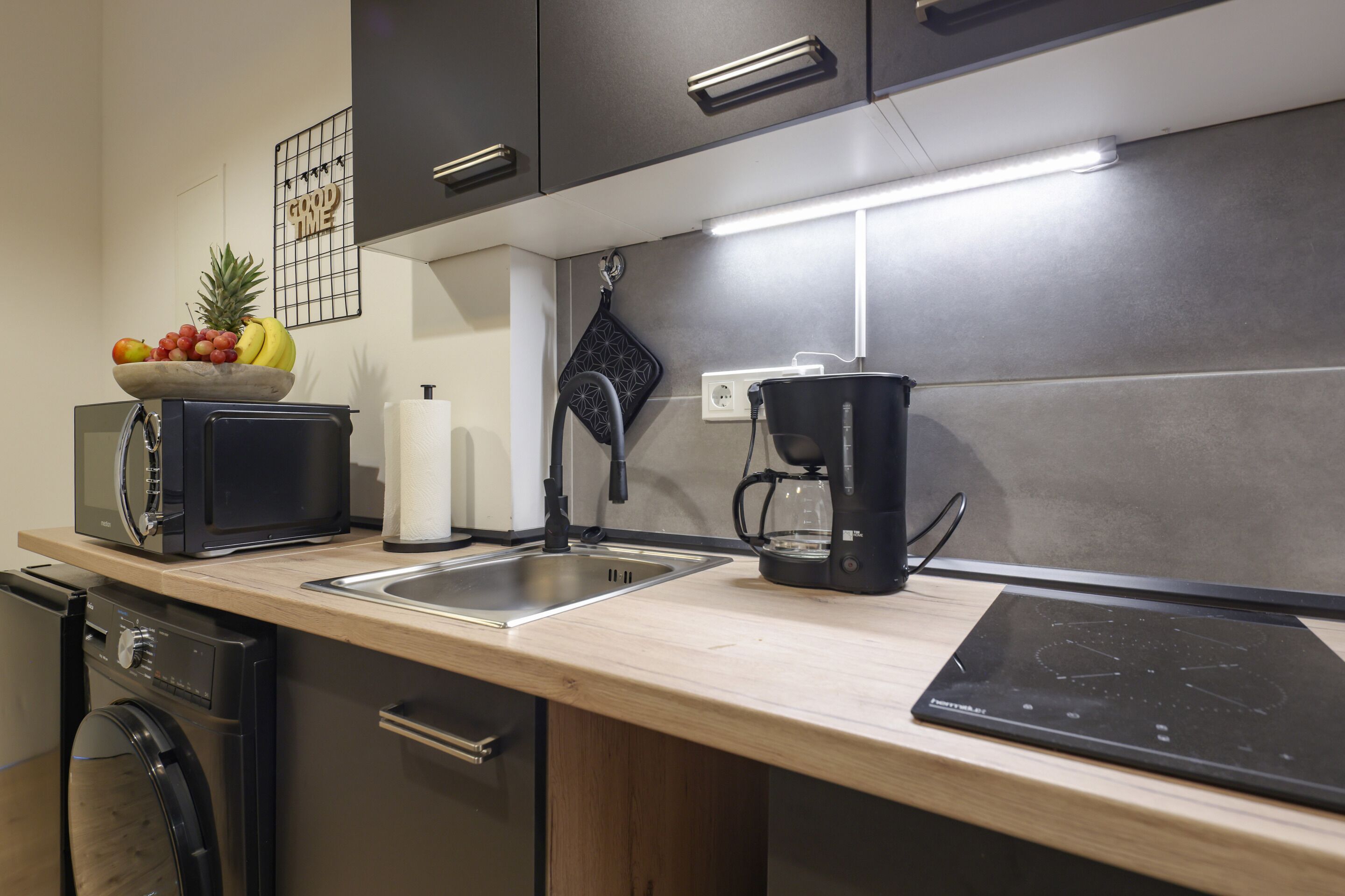 Cafetera/tetera, refrigerador, microondas, horno