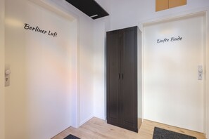 Ein Korridor mit Türen, auf denen 