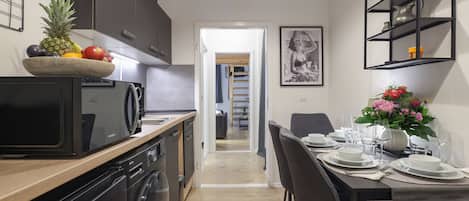Coffee/tea maker, fridge, microwave, oven