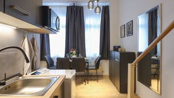 Coffee/tea maker, fridge, microwave, oven