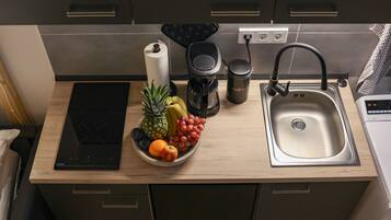 Coffee/tea maker, fridge, microwave, oven