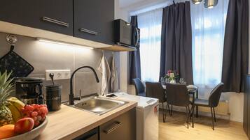 Jääkaappi, mikroaaltouuni, uuni, liesi