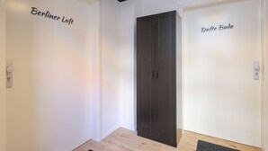 Un pasillo con puertas que dicen "Berliner Luft" y "Duftte Bude".