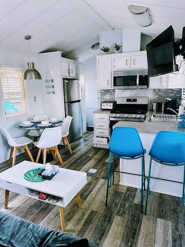 Sherkston Shores Cottage: 2 mins walk to all amenities. 2 mins drive to beach.