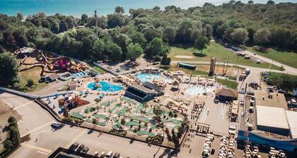 Sherkston Shores Cottage: 2 mins walk to all amenities. 5 mins drive to beach