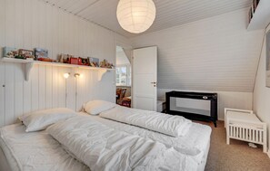 3 bedrooms, travel cot, free WiFi - 3 bedroom beach front home in Blåvand (Blåvand)