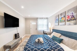 4 bedrooms, iron/ironing board, internet, bed sheets