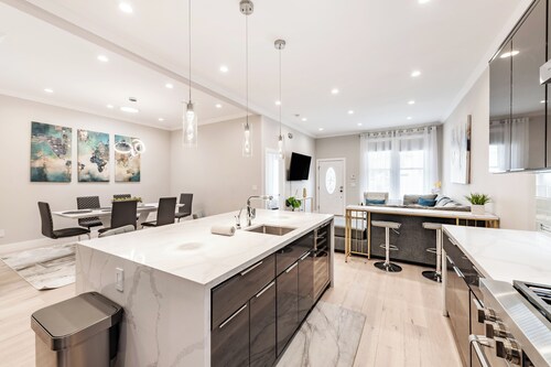 Spacious 4-bedroom townhome in tranquil San Francisco with AC