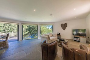 Télévision, chaîne hi-fi, espaces bureaux