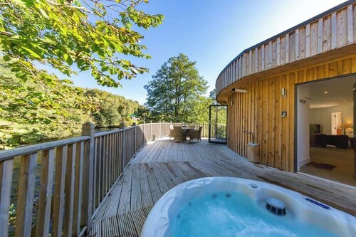 Otter’s Holt- Circular Riverside Retreat + Hot Tub