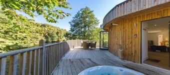 Otter’s Holt- Circular Riverside Retreat + Hot Tub