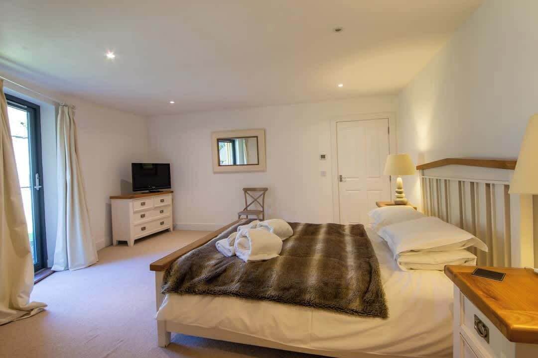 2 bedrooms, iron/ironing board, travel cot, WiFi