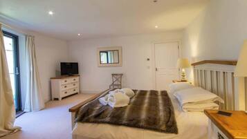 2 bedrooms, iron/ironing board, travel cot, WiFi