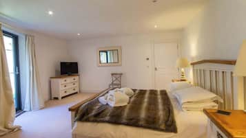 Tabla de planchar con plancha, cuna de viaje, wifi y ropa de cama