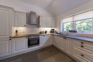 Fridge, microwave, oven, dishwasher - Riverside Hideaway for Two + Hot Tub– River Lochay (Killin)