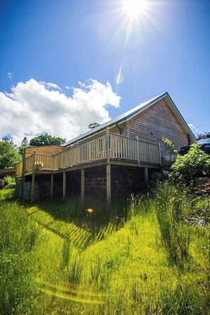 Exterior - Riverside Hideaway for Two + Hot Tub– River Lochay (Killin)