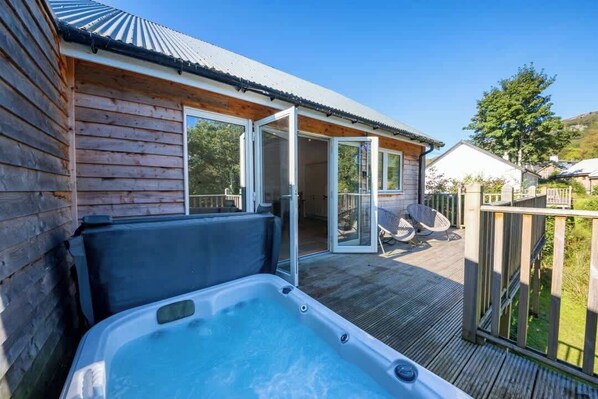Terrace/patio - Riverside Hideaway for Two + Hot Tub– River Lochay (Killin)