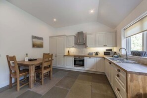 Fridge, microwave, oven, dishwasher - Riverside Hideaway for Two + Hot Tub– River Lochay (Killin)