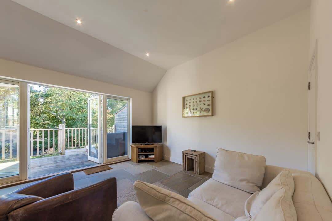 Televisie, een stereo en een kantoor