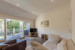 TV, stereo, offices - Riverside Hideaway for Two + Hot Tub– River Lochay (Killin)