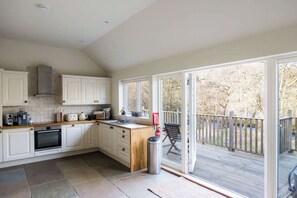 ثلاجة، ميكروويف، فرن، غسالة أطباق