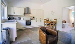 Fridge, microwave, oven, stovetop - Garth Cottage - Riverside with Private Hot Tub (Killin)