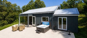 The Tractor Shed- Elevated Hot Tub with Loch Views