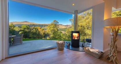 The Tractor Shed- Elevated Hot Tub with Loch Views