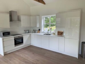 Fridge, microwave, oven, stovetop - The Tractor Shed- Elevated Hot Tub with Loch Views (Acharn)