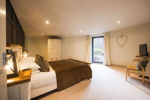 2 habitaciones, tabla de planchar con plancha, cuna de viaje y wifi 