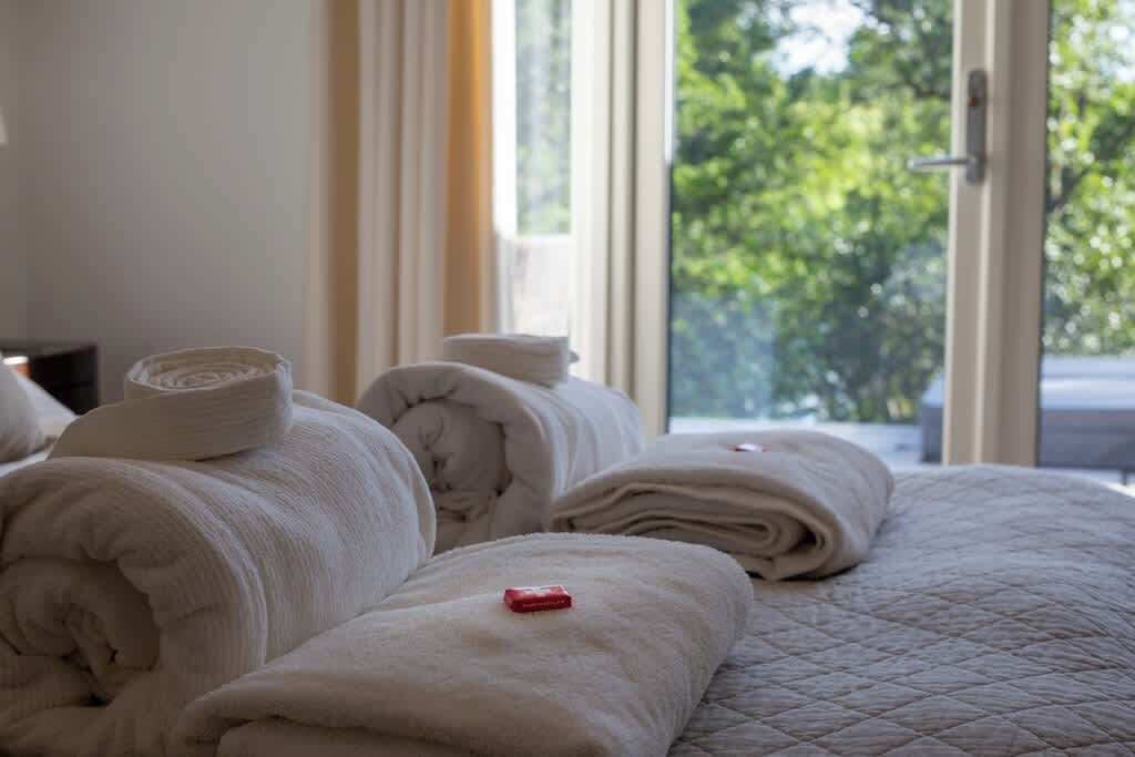 Fer et planche à repasser, lit parapluie, Wi-Fi, draps fournis