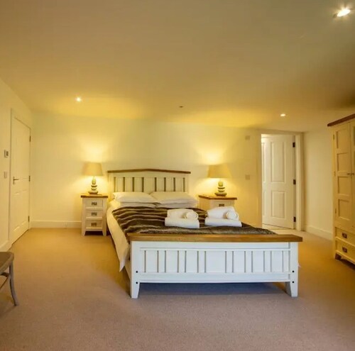 Lovely river fronted lodge with hot tub