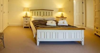 Lovely river fronted lodge with hot tub