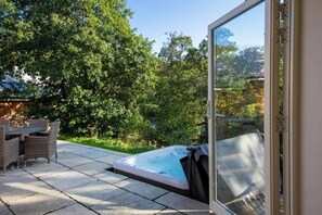 Unclassified image, 5 of 23, button