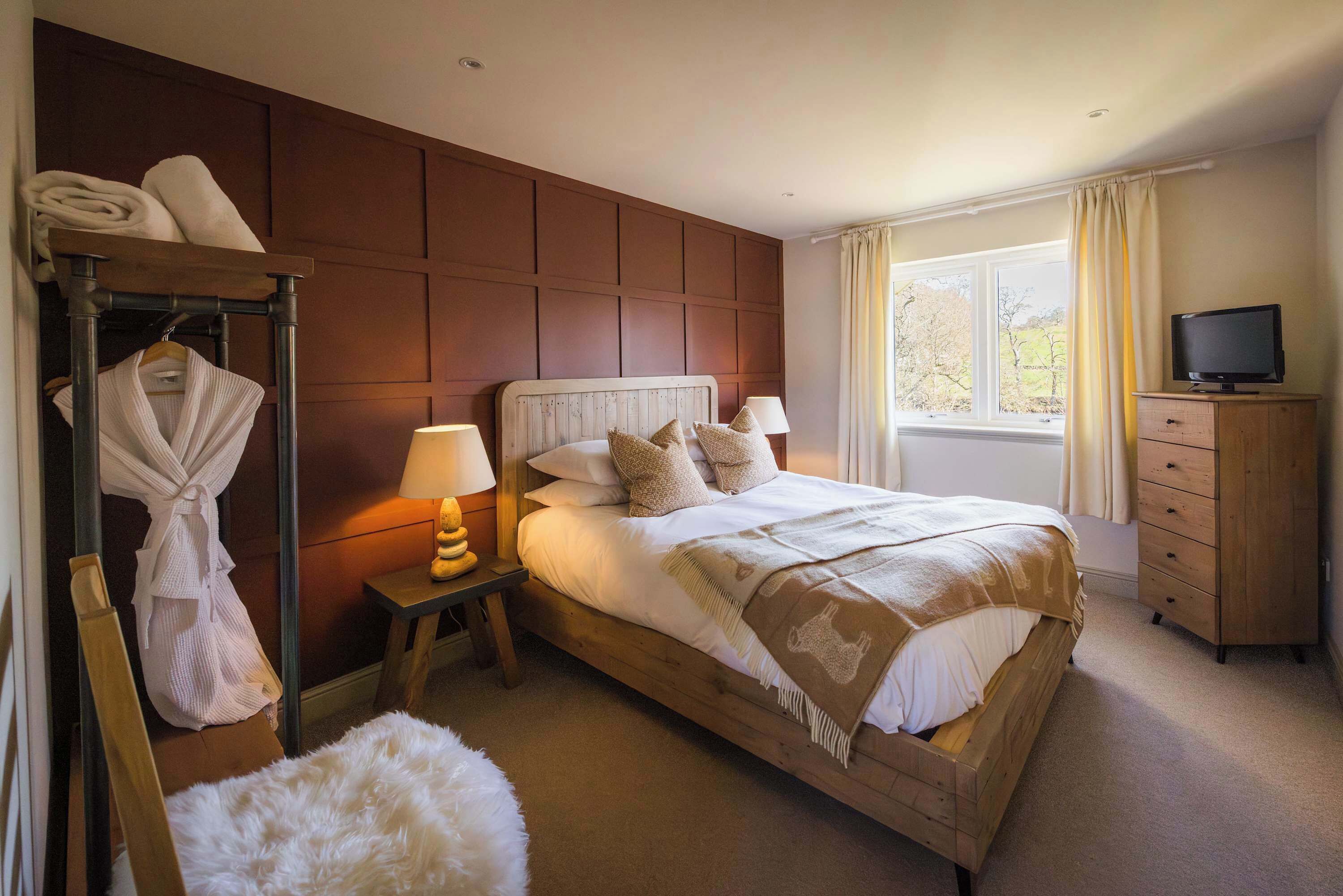 Een strijkplank/strijkijzer, reisbedje, wifi, beddengoed