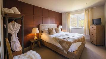 Een strijkplank/strijkijzer, reisbedje, wifi, beddengoed