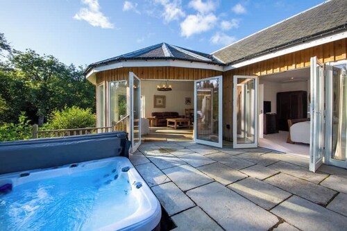 Lovely river fronted lodge with hot tub