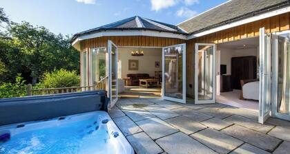 Lovely river fronted lodge with hot tub