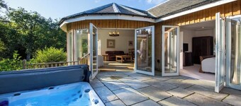 Lovely river fronted lodge with hot tub