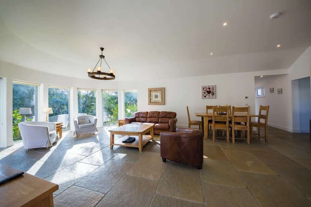 Televisie, een stereo en een kantoor