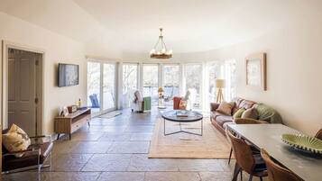 TV, stereoanlegg og kontorer